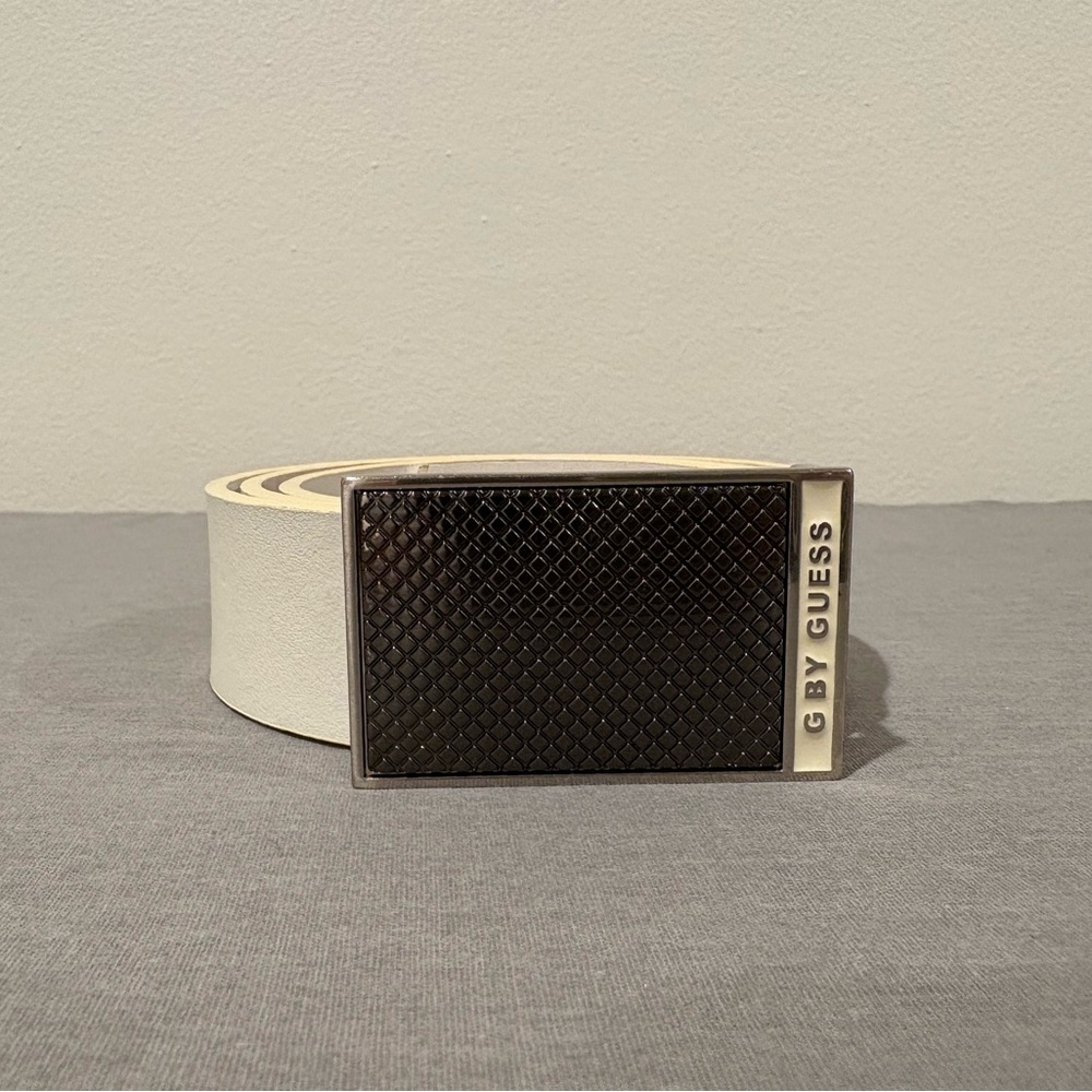 G by Guess Men’s White Belt – Fits Waist Size 30 or Smaller